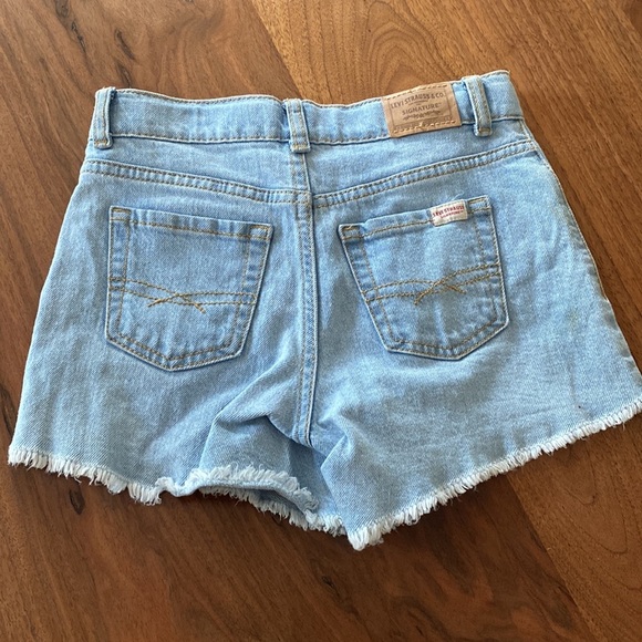 Levi’s girls size 6 high rise A line denim shorts with raw hem - Picture 3 of 5